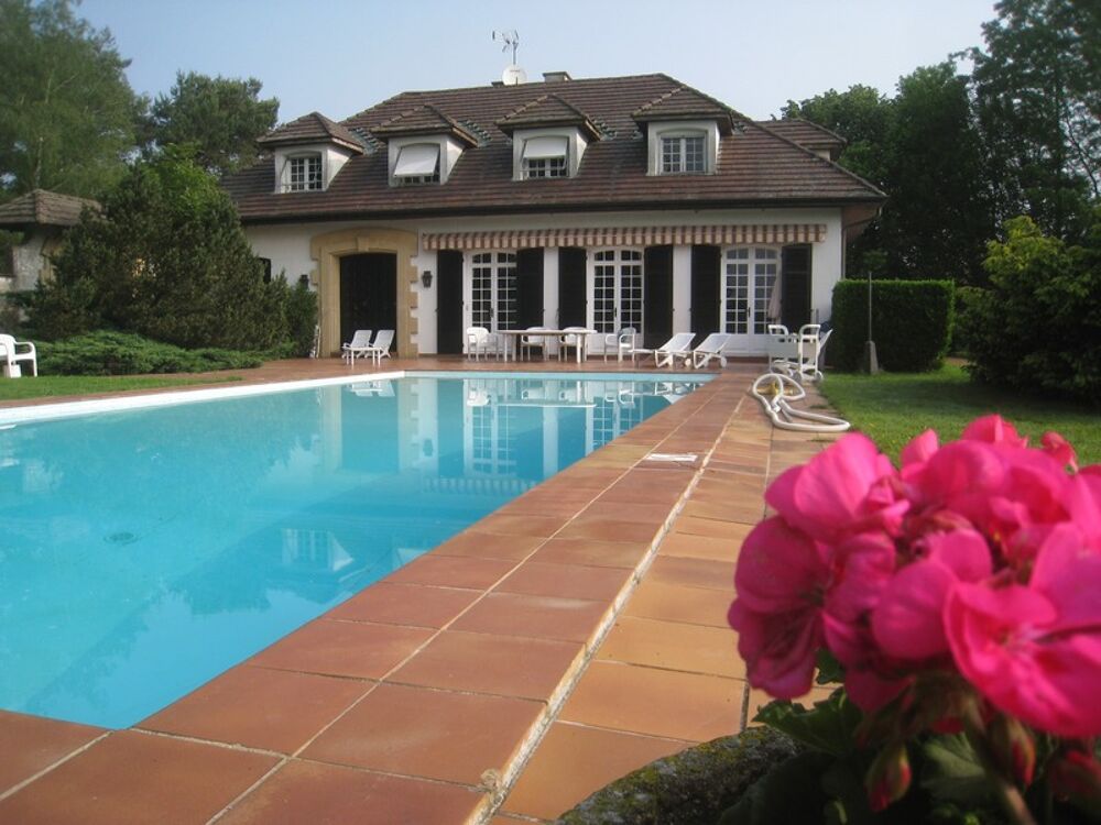 Propriete à vendre sur 35 hectares, 14 pièces, piscine, tennis, chasse, pêche, équitation, au coeur de la Dombes