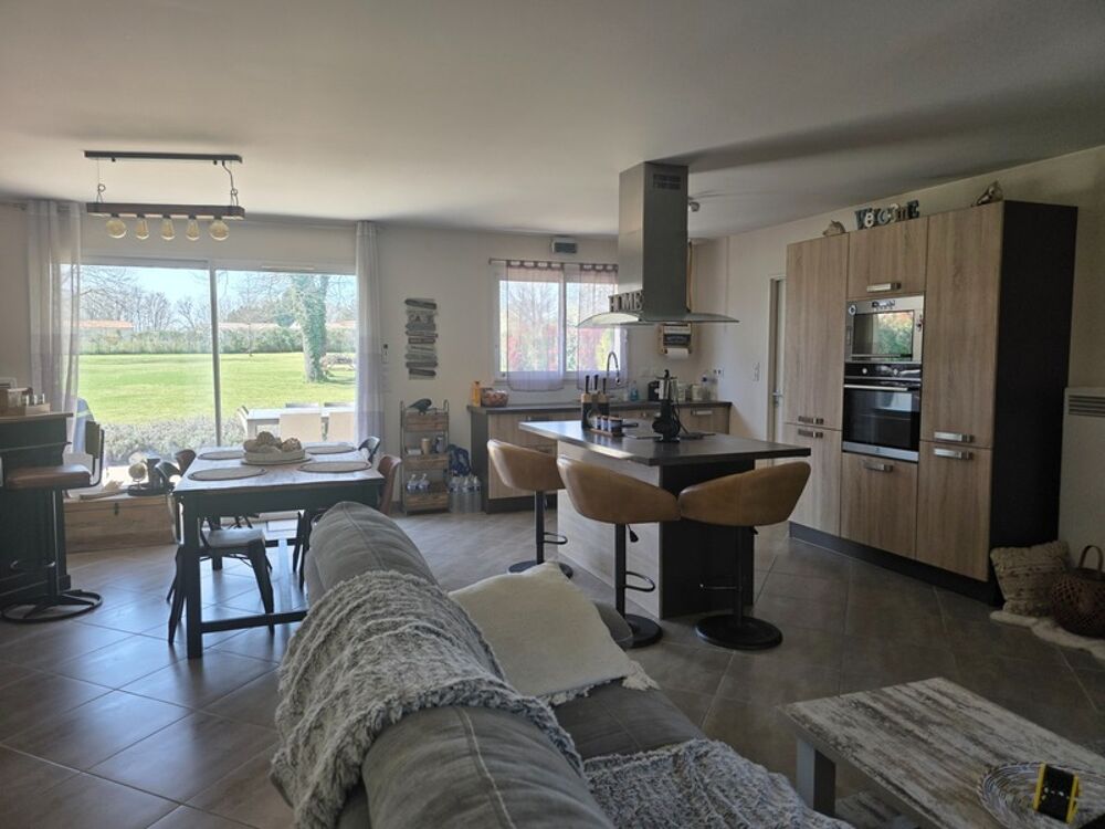 Maison contemporaine avec piscine chauffée, grand terrain et bureau  La Force