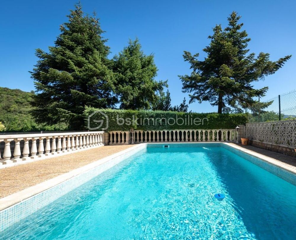 Villa quatre faces*** Panorama avec vue sur montagnes*** Piscine***