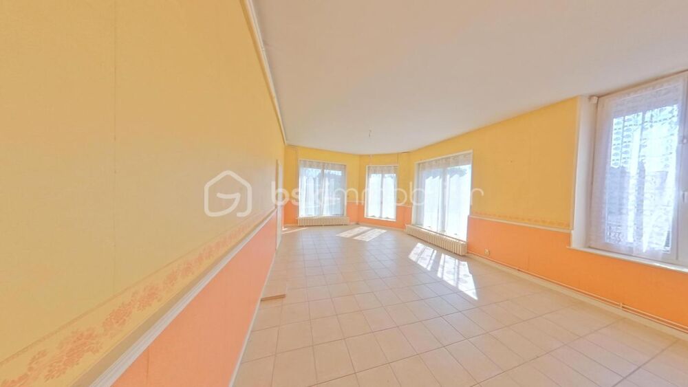Maison de 269 m² comprenant trois logements avec un garage, une cave et une cour