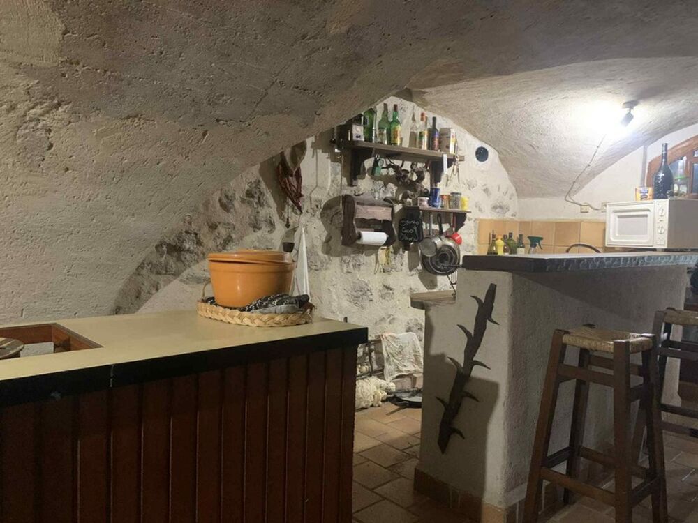 Maison de village à rénover  Plein centre  80 m² au sol / 57 m² Carrez  Jardinet + Cave
