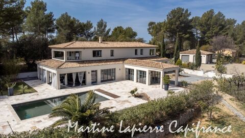   Loin de l'agitation du bord de mer, niche dans un cadre paisible Maison - 10 pice(s) - 400 m