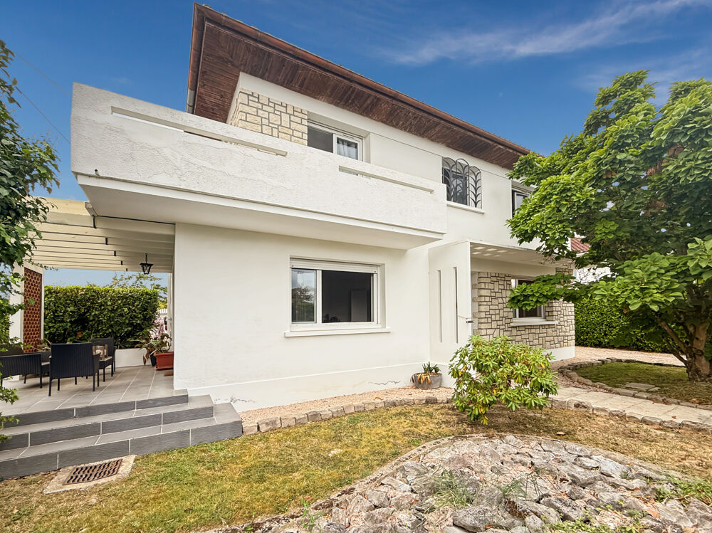 Vente Maison Dpt Gers (32), à vendre RISCLE très belle maison T8 de 220 m² habitables + grand garage et dépendances sur 875 m² de terrain, au Riscle