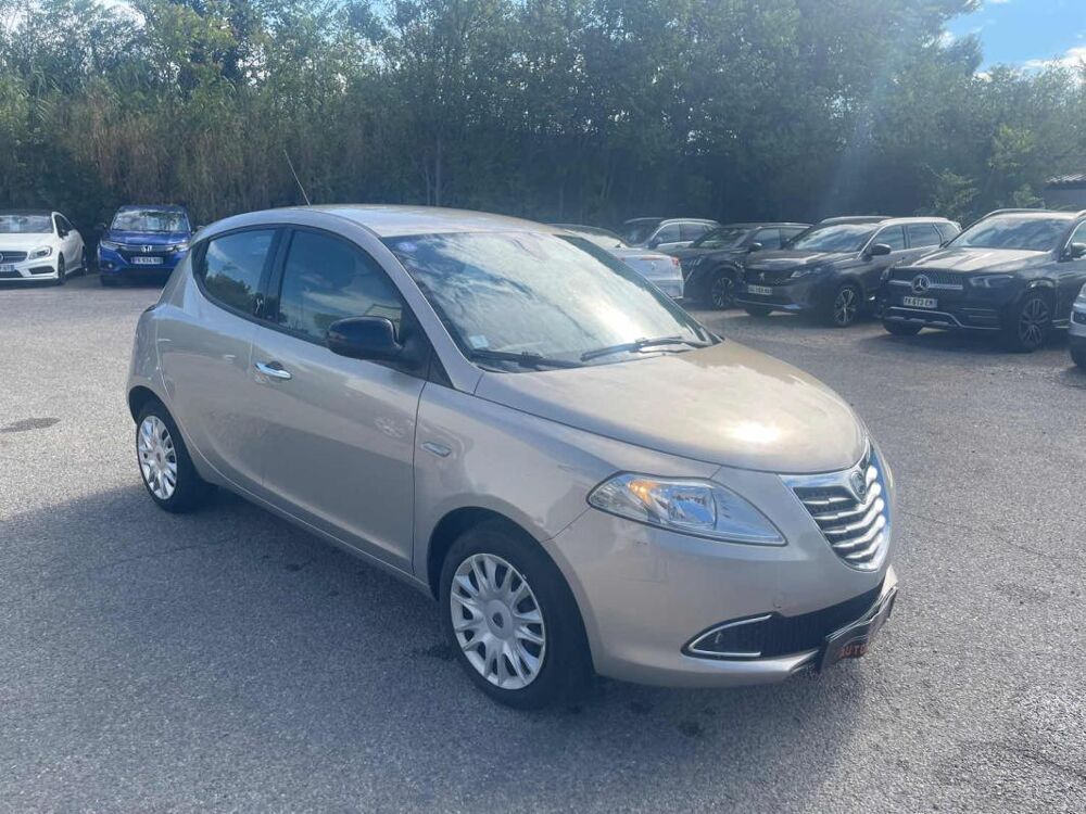 Ypsilon 1.2 8v 69ch Gold 2016 occasion 84700 Sorgues
