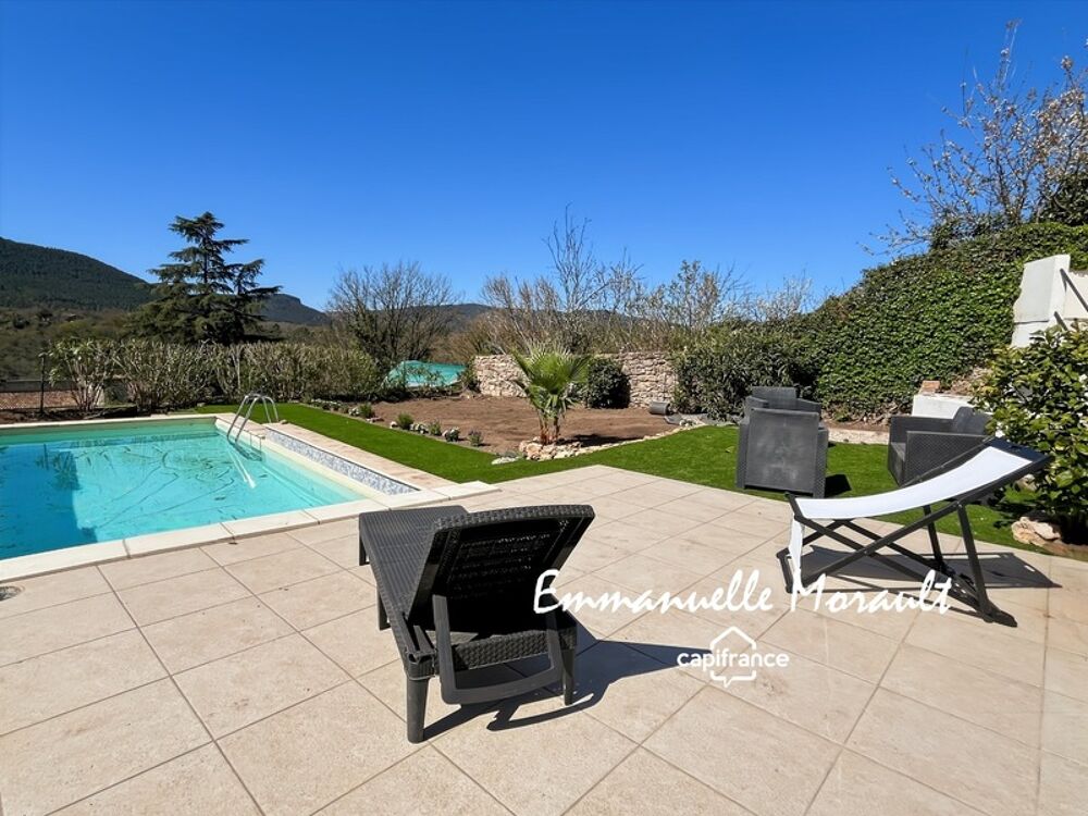 Maison de village avec jardinet et piscine à BAGNOLS EN FORET (83)