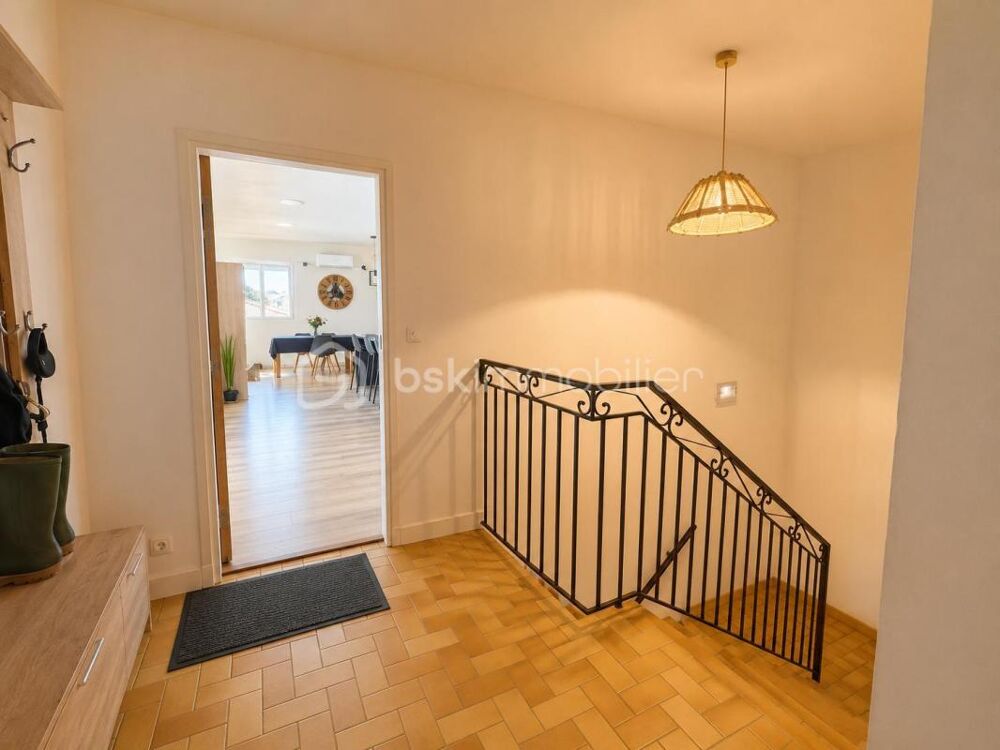 TRIPLEX DE STANDING ENTIÈREMENT RÉNOVÉ AVEC GARAGE DE 75 M²