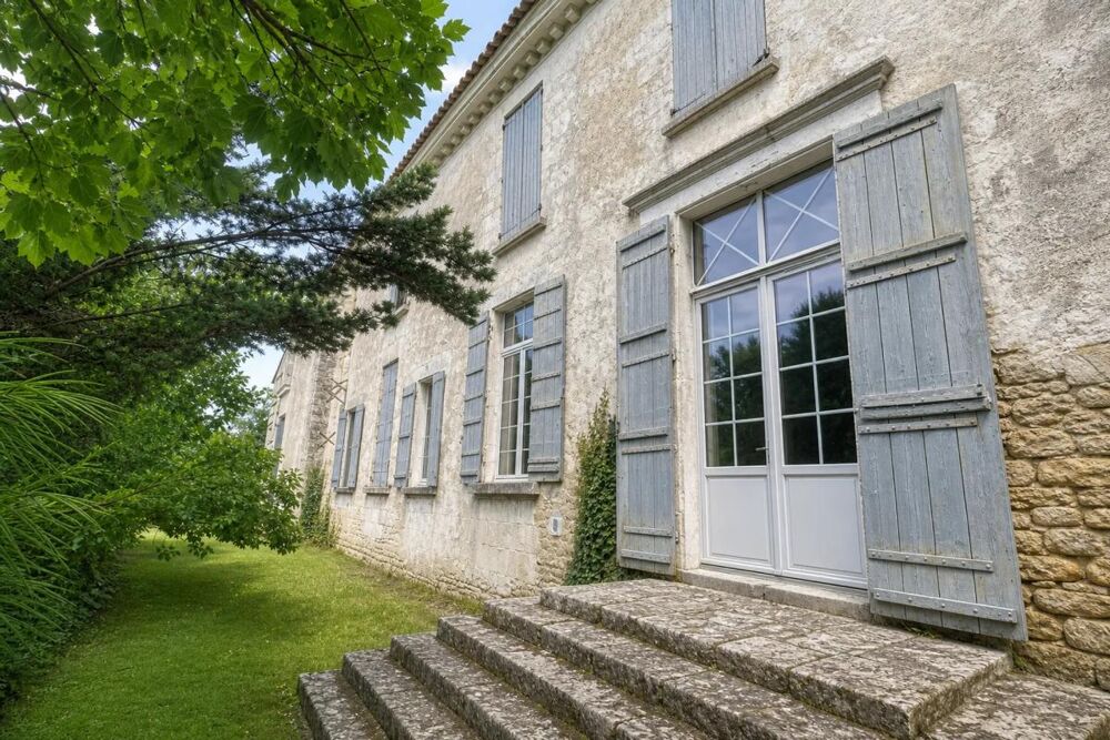 Ancien château de 7 pièces de 400 m² à Saint-Savinien
