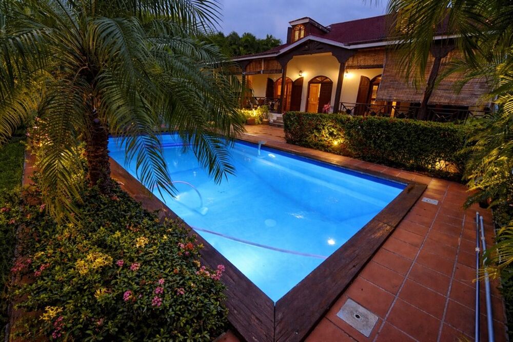 Vente Villa DESHAIES, Villa plage à pied, 2 bungalow, garage et piscine, sur 1 965 m² de terrain arboré Deshaies