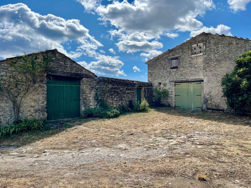 A vendre Bâtisse en pierre rénovée de 235 m² habitables et ses dépendances de 300 m2 - Terrain de 100 000,00 m²
