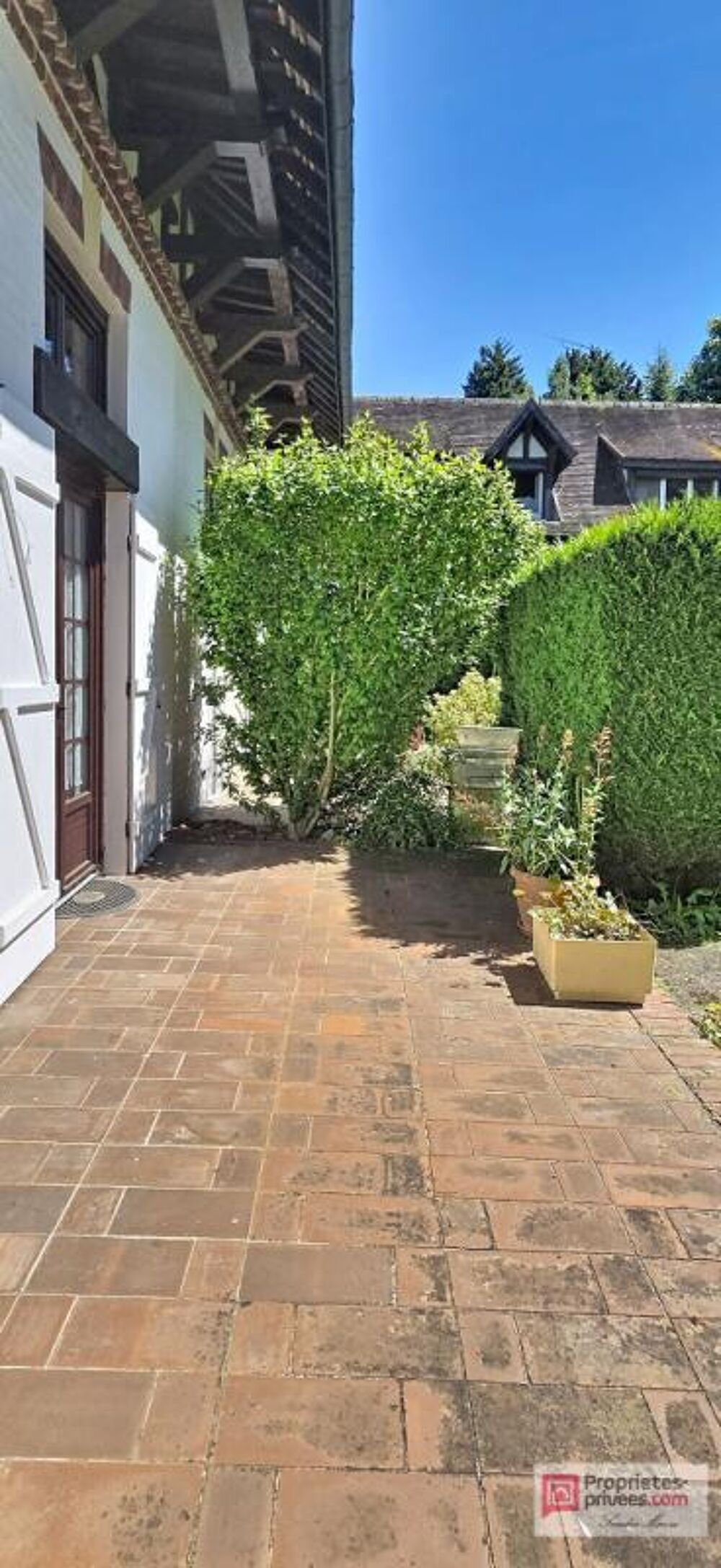 Maison de charme avec terrasse et beau potentiel