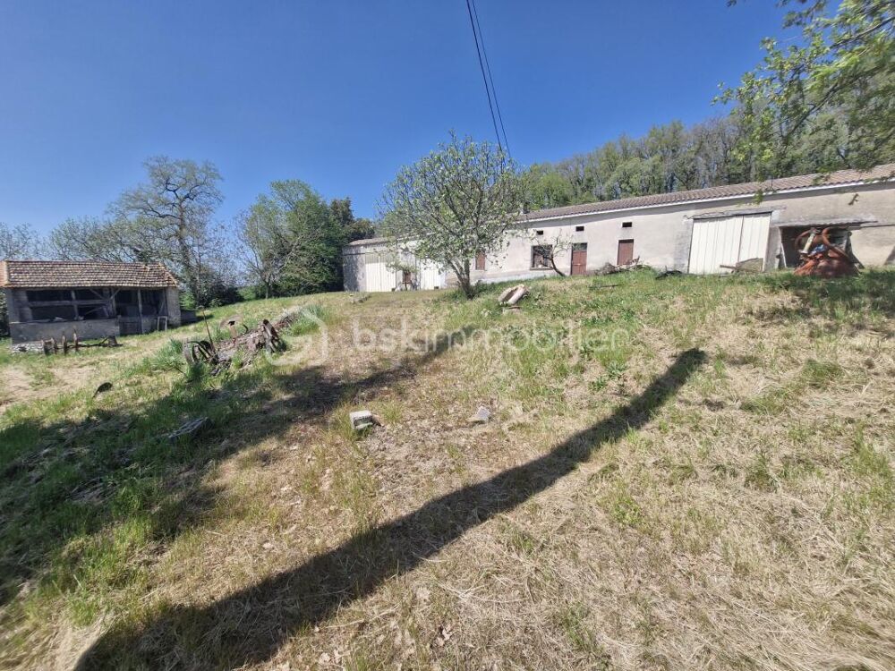 Vente Maison Belle maison en pierre à rénover de 150m2 avec deux dépendances de 100m2 et terrain de 47 hectares Soumensac