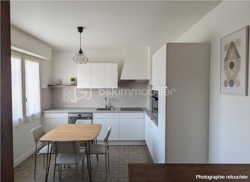 Maison familiale avec balcon et sous-sol complet  Centre-ville de La Guerche-de-Bretagne