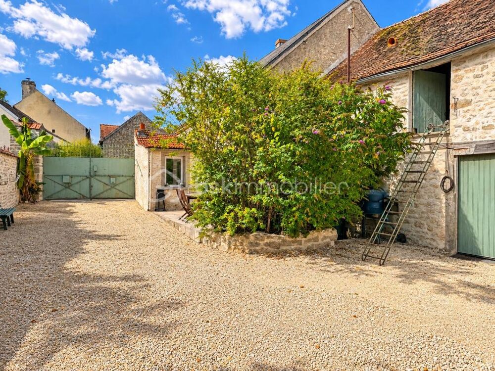 Vente Maison Propriété d'exception – Magnifique longère en pierre avec dépendance aménagée et plus de 4 000 m² d'extérieurs Yevre la ville