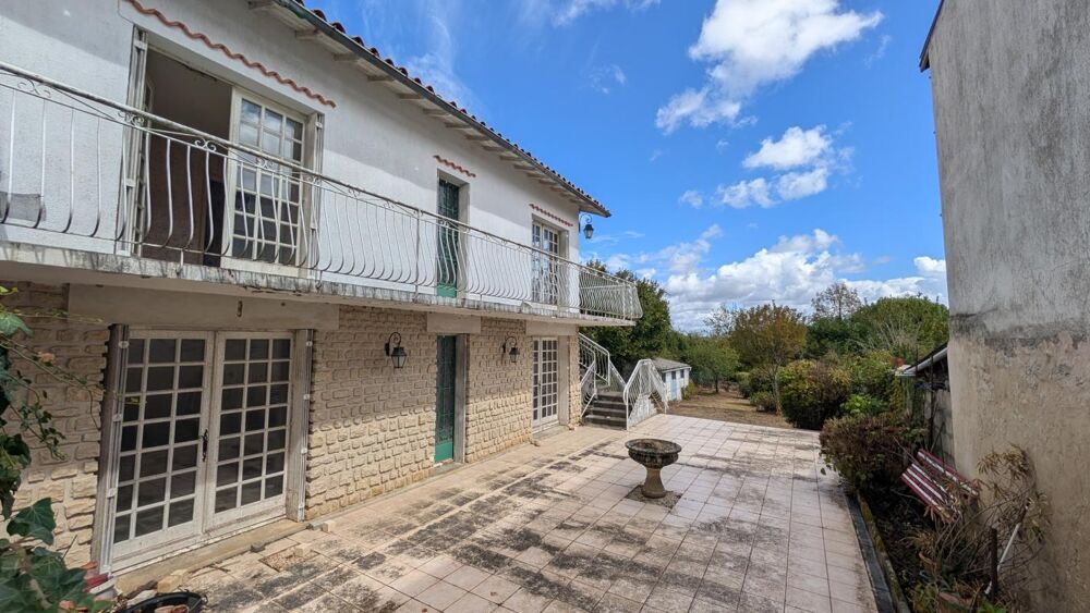 Maison atypique à retaper à Saint-Gelais  90 m² Terrain 600 m² 3 chambres