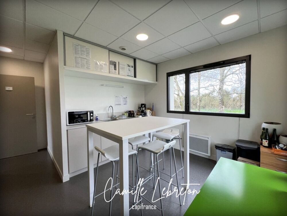   BUREAUX de 135m2  à louer VALLET (44) zone des Dorices - bâtiment professionnel récent en parfait état Vallet