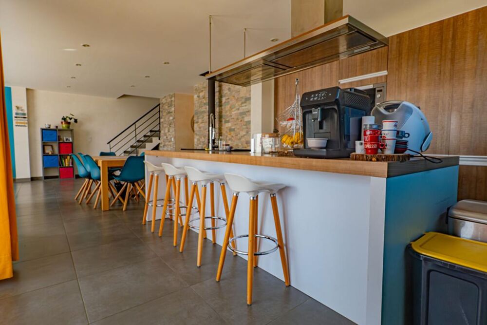 Villa familiale moderne, 4 chambres, jardin, garage et piscine