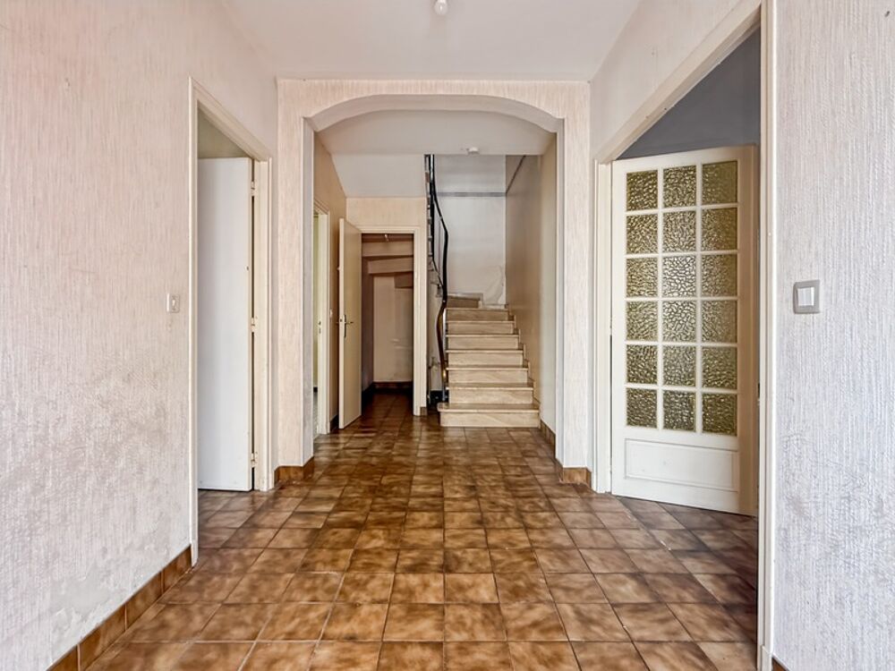 MAISON DE VILLE avec 2 garages et jardin