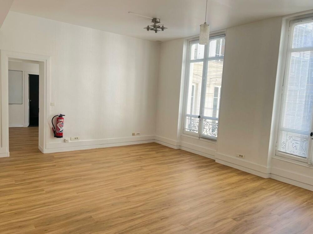   Bureaux sur cour, dans un bel immeuble proche Gare Saint Lazare Paris 8