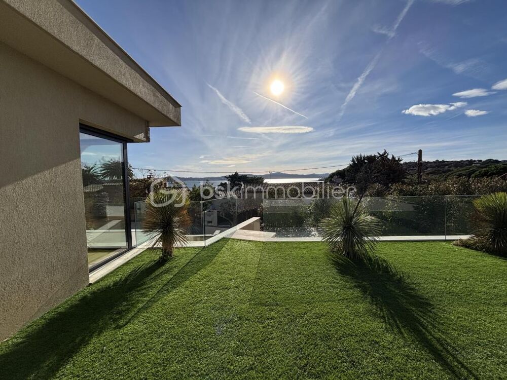 SAINTE MAXIME Villa contemporaine de prestige avec vue mer