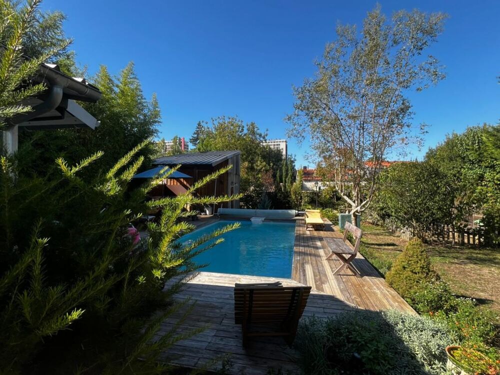 Très bel ensemble immobilier avec jardin et piscine offrant une belle rentabilité locative: 2 maisons non mitoyennes et un immeu