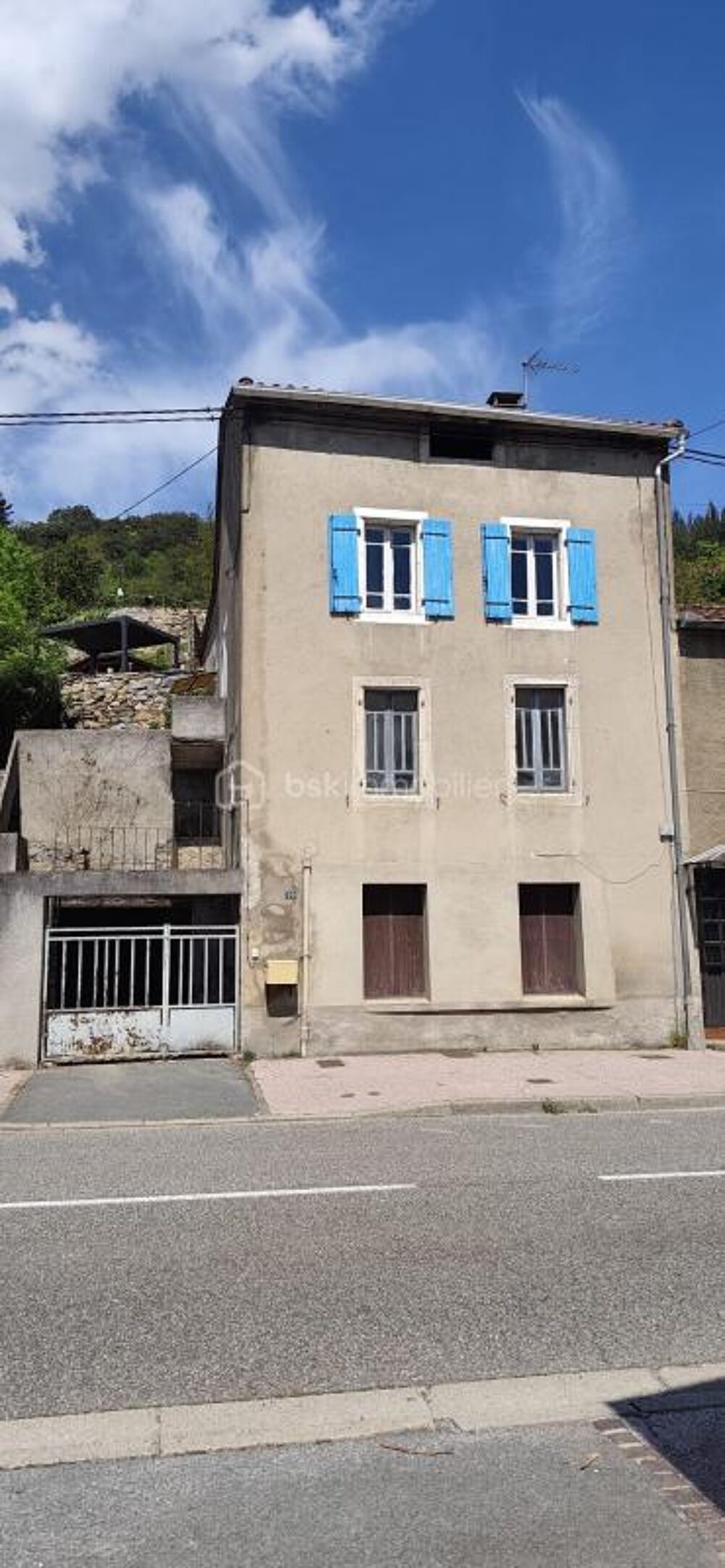 Maison à rénover avec extérieur