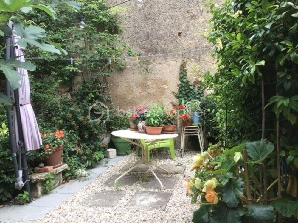 Maison de village avec extérieur