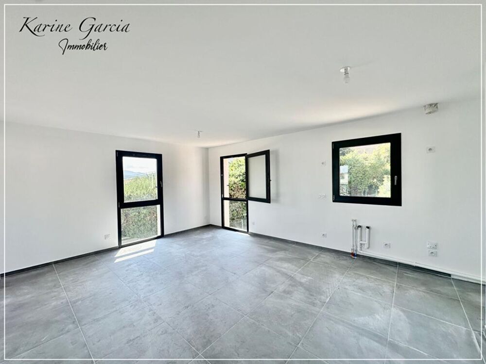SIX FOURS LES PLAGES - A PROXIMITE DES AXES AUTOROUTIERS ET COMMERCES - APPARTEMENT DE TYPE 3 - SUPERFICIE 62 M2 - AVEC BOX EN S