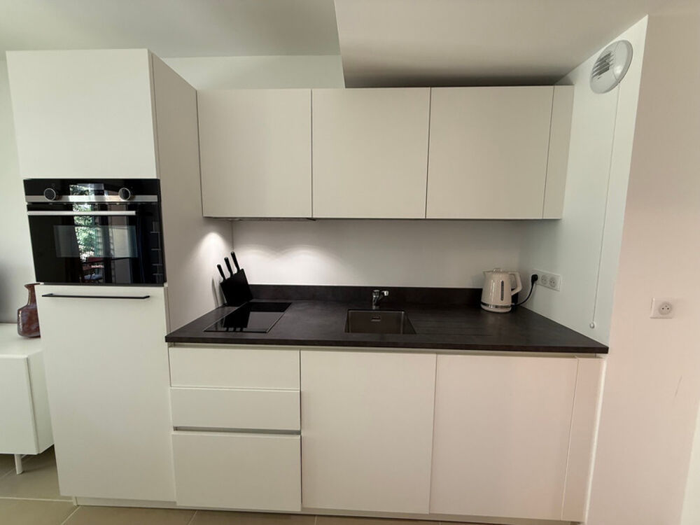 SAINT-TROPEZ  PLACE DES LICES  STUDIO DE STANDING AVEC BALCON ET GARAGE