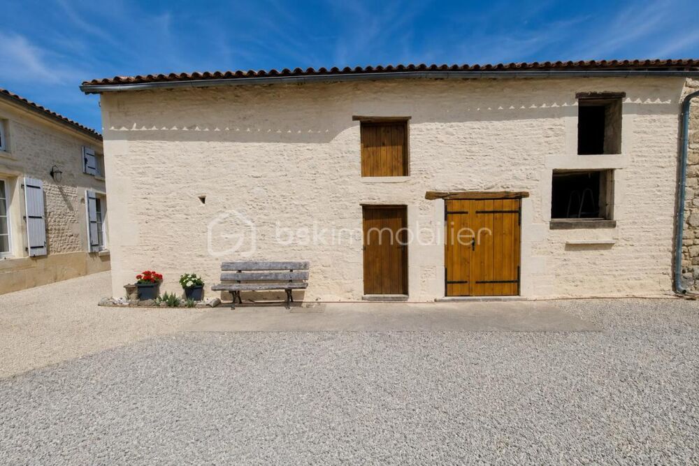 Maison charentaise avec gite et dépendances