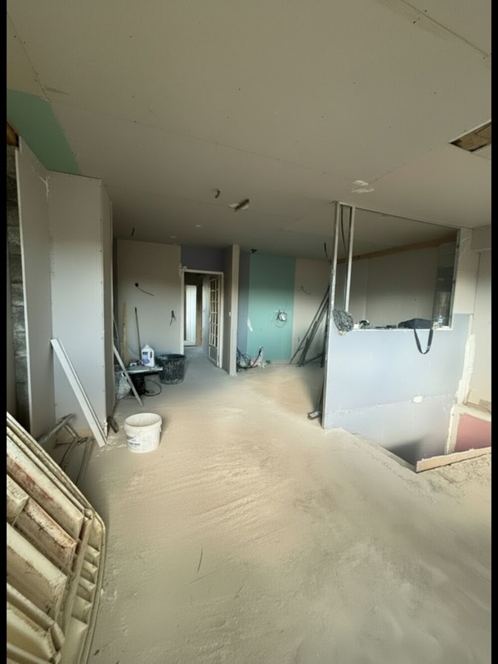 ? Appartement 64 m² à terminer de rénover + grande surface de 75 m² en rez-de-chaussée