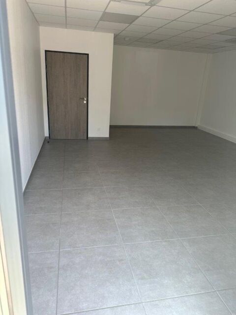   Local d'activité à louer DECINES CHARPIEU (69), local de 325 m² dont 237 m² d'activité, 44 m² de bureaux au RDC et 44 m² de mezz 