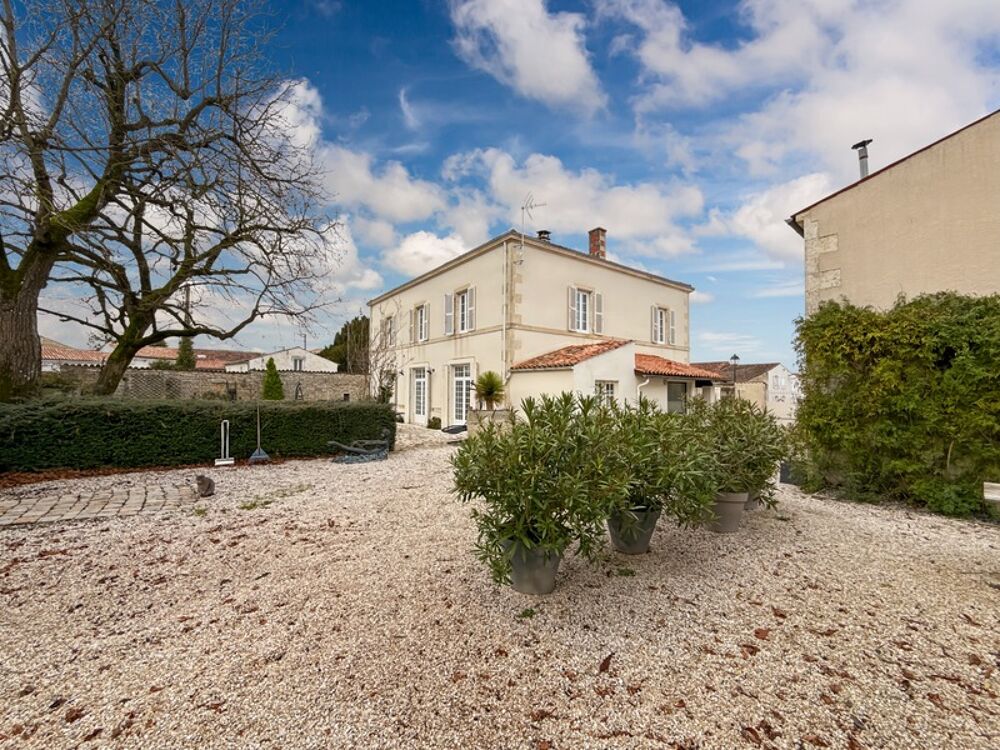 PROPRIÉTÉ DE PRESTIGE 10 PIECES AUX PORTES DE LA ROCHELLE