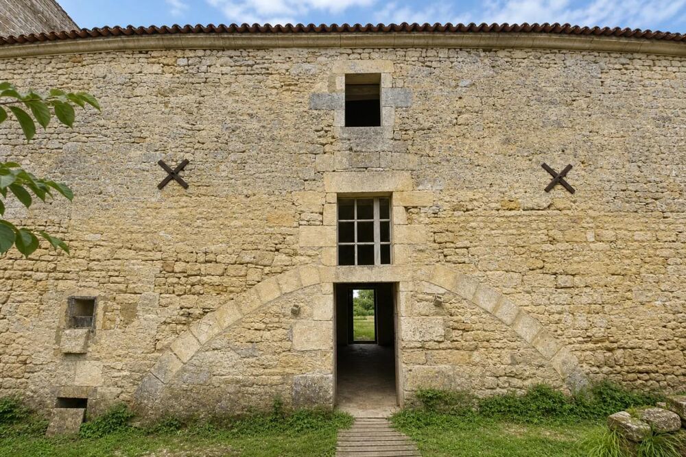 Ancien château de 7 pièces de 400 m² à Saint-Savinien
