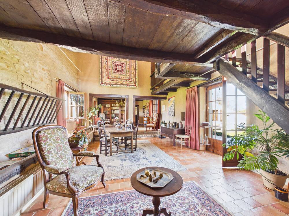Vente Maison Maison de caractère de 317 m2 à Gizay, 5 chambres,  parc de 5500 m2, piscine , grange, atelier Gizay