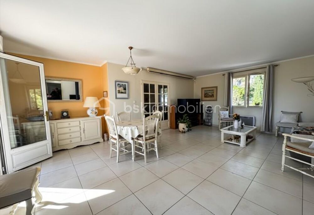 Maison familiale de plain-pied, piscine et terrain plat 2 400 m² clôturé
