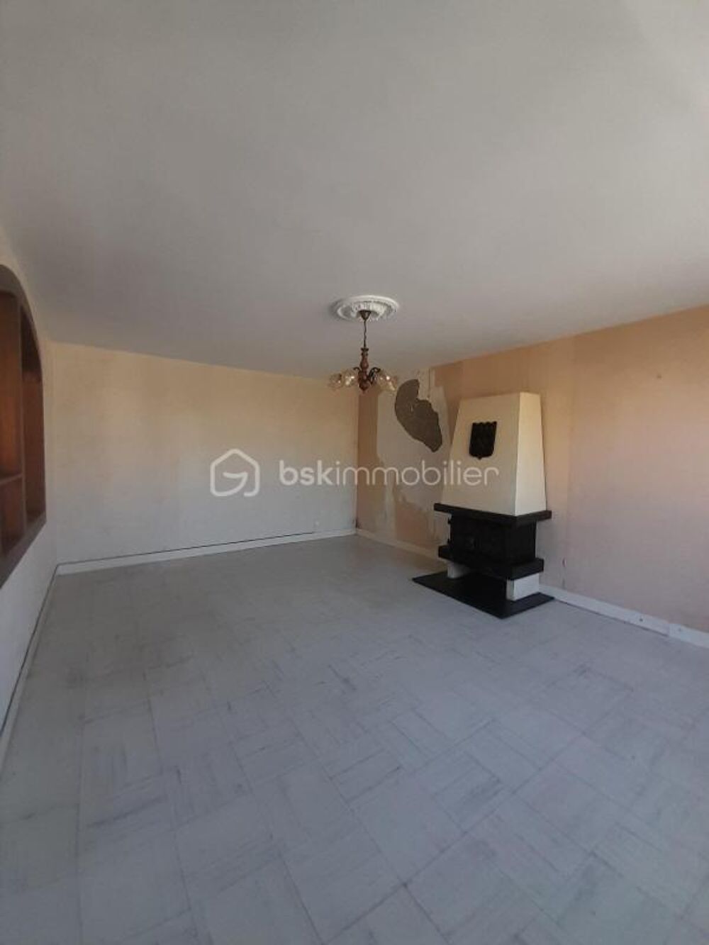 Maison avec jardin, 2 garages et fort potentiel  Le Dorat