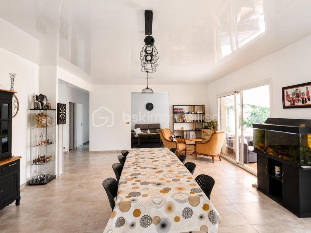 Maison contemporaine de plain-pied  209 m²  6 chambres  Plancher chauffant rafraîchissant  DPE A