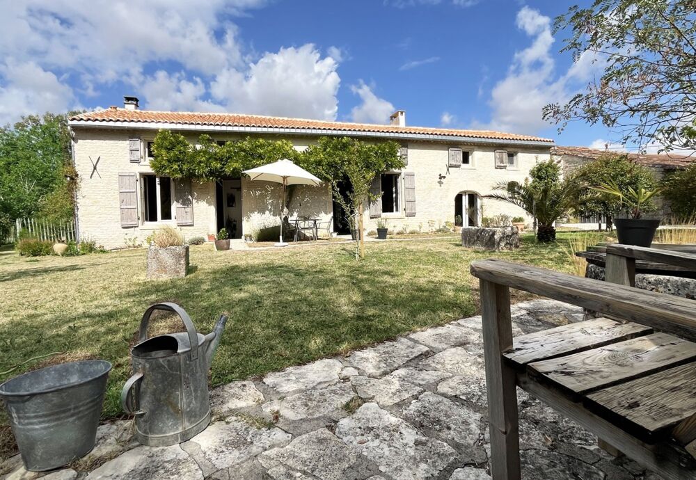 Vente Maison Maison à vendre 7 pièces avec dépendance sur terrain de 1140 m² AUMAGNE (17) Aumagne