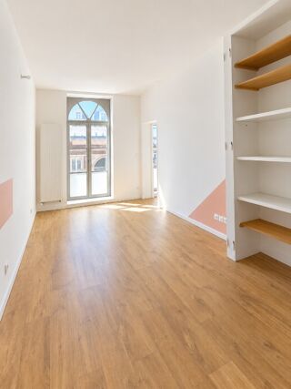  Appartement à louer 3 pièces 82 m²