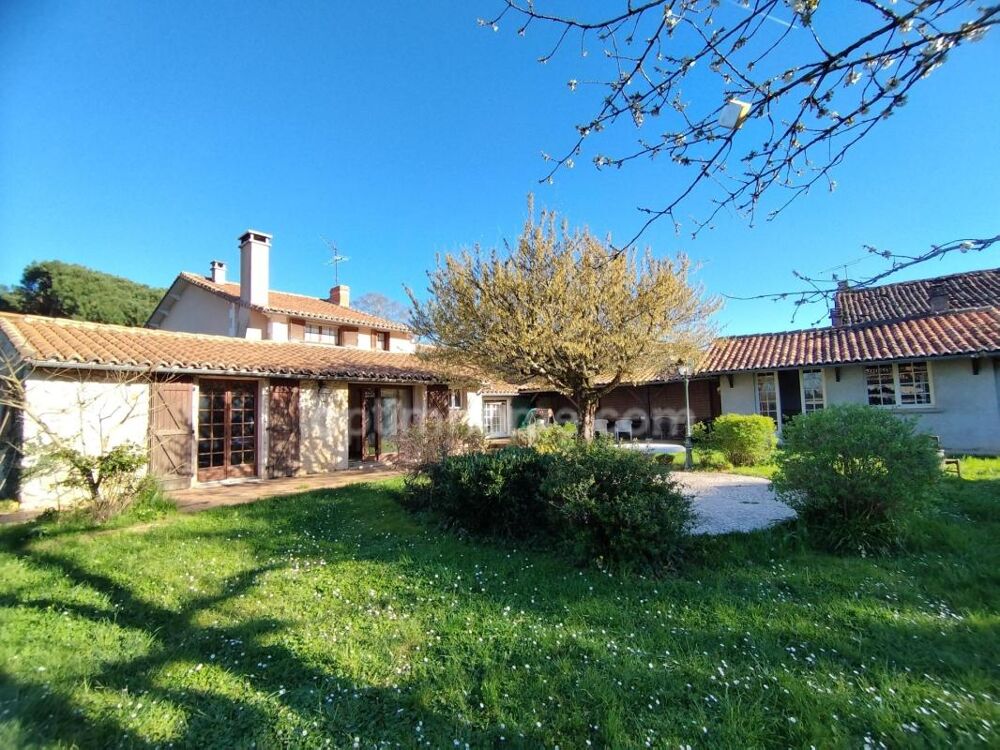 Charente, proche La Rochefoucauld, maison 200 m², piscine couverte avec terrain 5529 m²