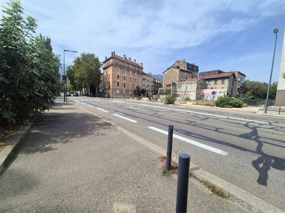GRENOBLE EUROPOLE / GARE  Studio 30 m² avec balcon et parking sécurisé En étage