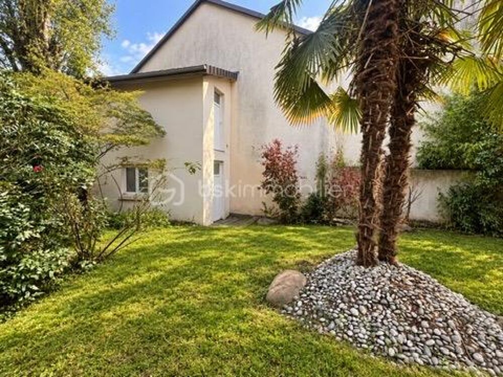 **CHAMPIGNY-SUR-MARNE  ENSEMBLE IMMOBILIER À FORT POTENTIEL  PLUSIEURS ESPACES, PISCINE ET POSSIBILITÉS DAGRANDISSEMENT**