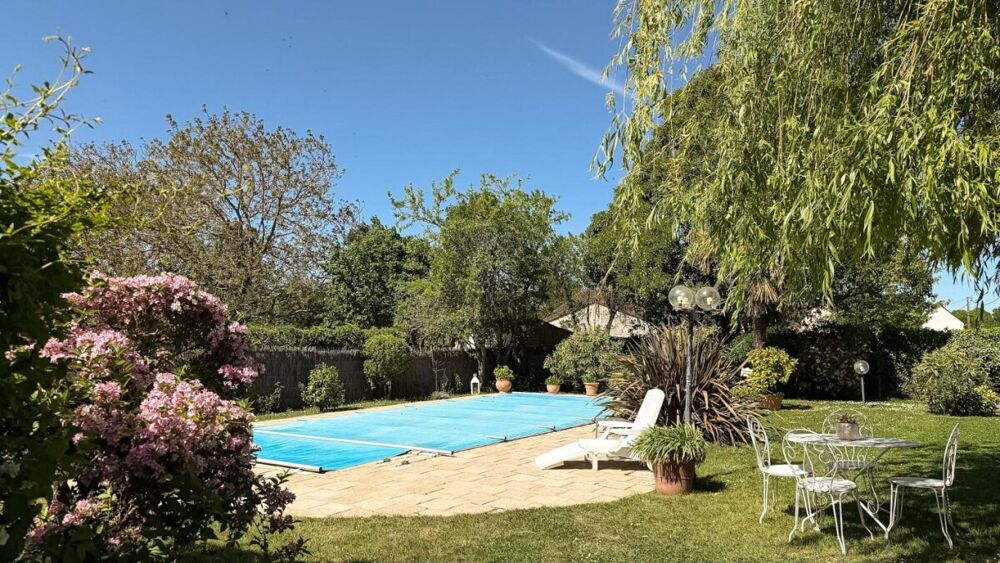 Maison poitevine de caractère avec piscine et jardin paysage