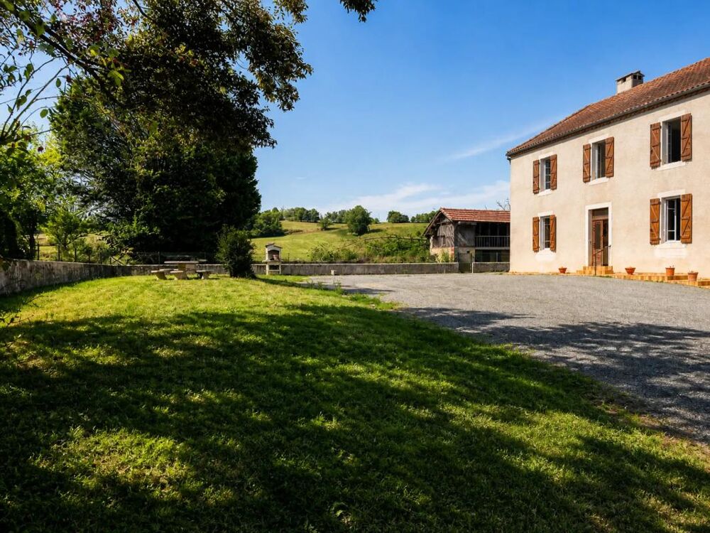 Vente Maison Maison de 6 pièces de 188 m² à Juillac sur terrain de 7 100 m2 Juillac