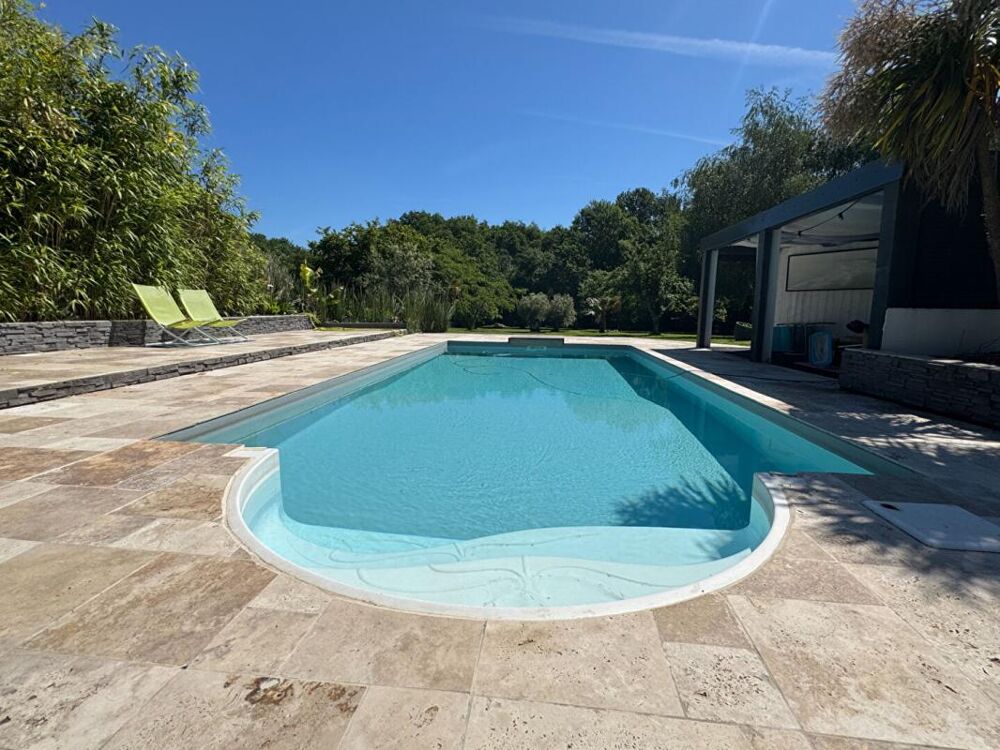 Vente Maison Maison d'architecte de plain-pied  à Salleboeuf  - 11 pièces -  354 m2 -  7112 m2 de terrain - Double garage - Piscine - 2 dépen Salleboeuf