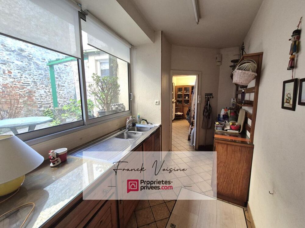 A VENDRE à Mouchamps, maison de 163 m2 env et murs commerciaux de 158 m2 env sur une parcelle de 248 m2 en centre ville