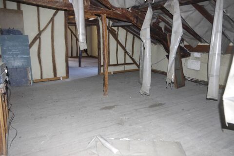   Immeuble en pierre  à vendre VIC FEZENSAC (32)  avec local commercial  et logement à aménager 