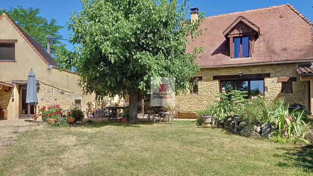 A Plazac, ensemble de maisons totalisant 257m2. 6 chambres. 6 salles d'eau. Carport fermé 40 m2. Jardin de 5000 m2 environ