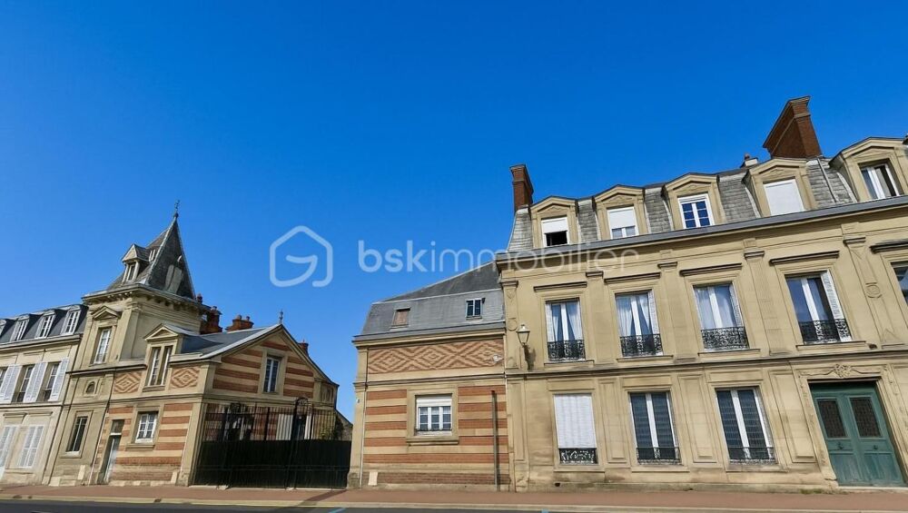 Maison bourgeoise de caractère  426 m²  Parc arboré de 1 700 m² en bord de rivière  Centre-ville