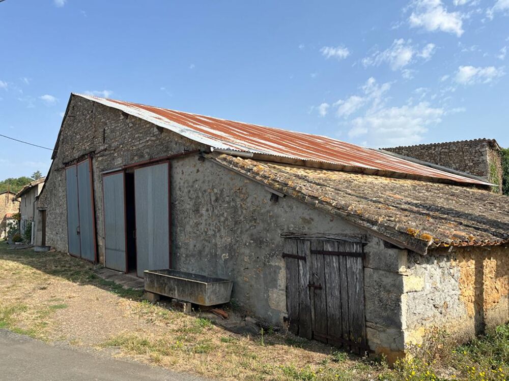 Vente Maison Fermette � r�nover de 110 m2 � Celle Levescault ,  4 pi�ces , jardin, grande grange Vivonne